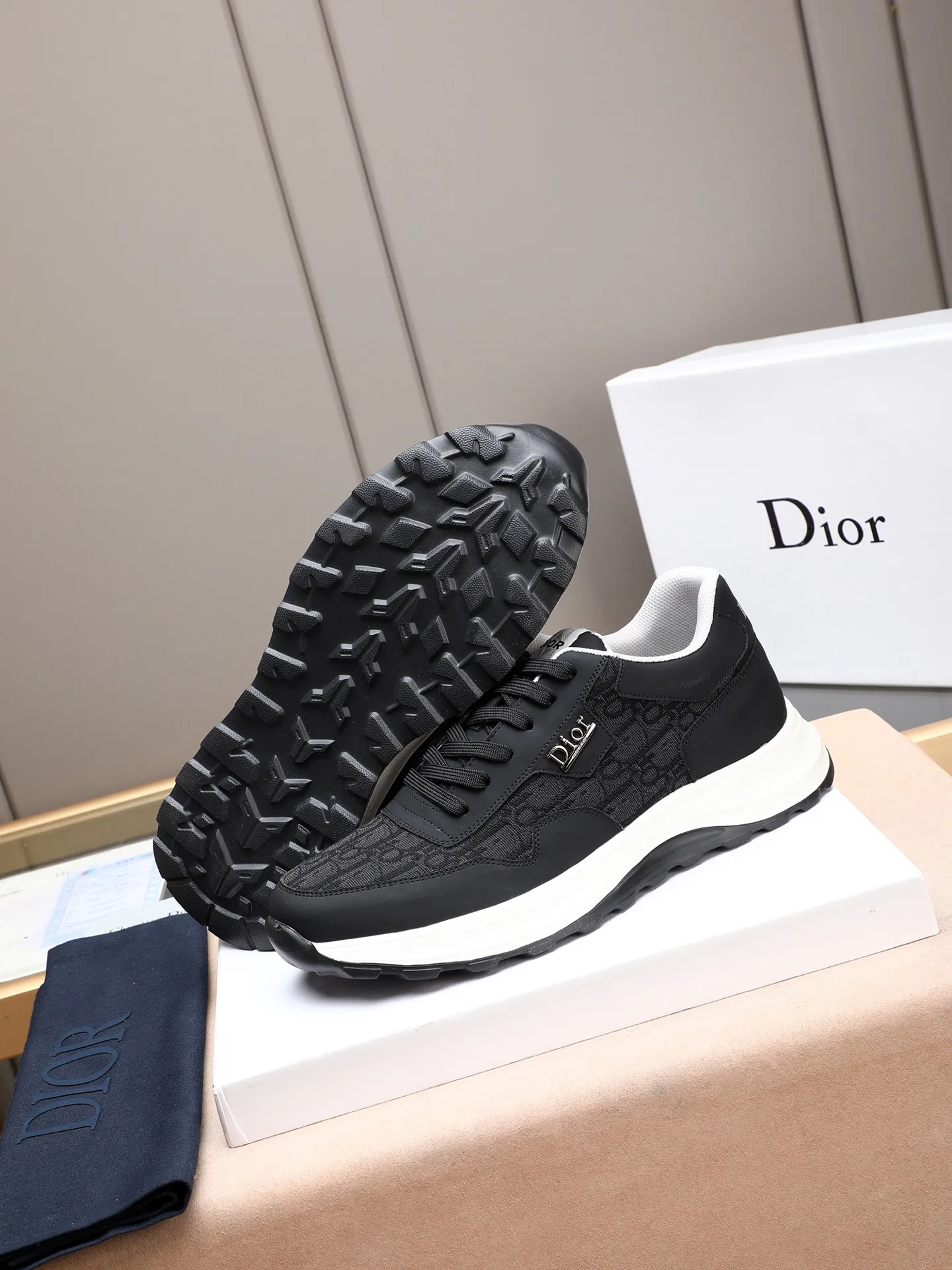 🆕🆕🆕Men's Shoes💰P460 Dior's avant-garde and versatile fashionable men's shoes are privately modeled, calfskin stitched with Dior's special waterproof fabric, fashionable, simple, stylish, eye-catching and classy. It will subvert old ideas and be a must-have for fashionistas who want to spend time with you! Must keep it for yourself! High-end comfort but low-end, high-end quality workmanship. Code number: 38-44 (45 customized) 4 colors for your choice [kiss][kiss][kiss]
